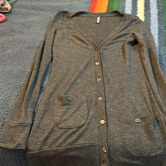 Active basic long sleeve high, low pocket style long sleeve button up cardigan - Picture 4 of 4